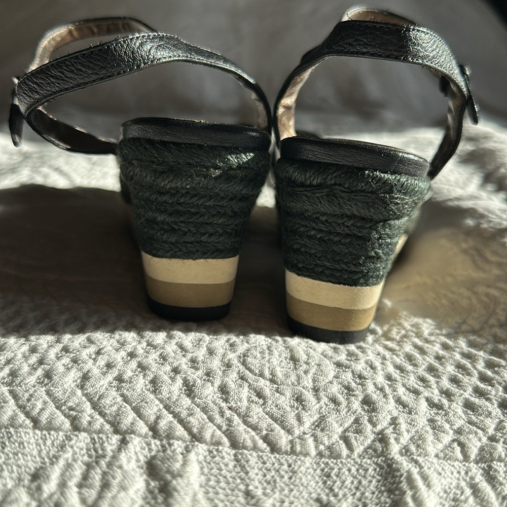 Pelle Moda size 6.5 black leather platform sandal. - Picture 5 of 6